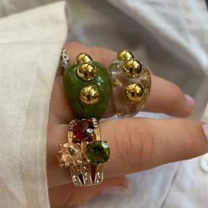 Ringar  - Halloj! Endast den genomskinliga/ guldiga finns kvar och den kostar 25kr💖 köparen står för frakten som är 12kr 