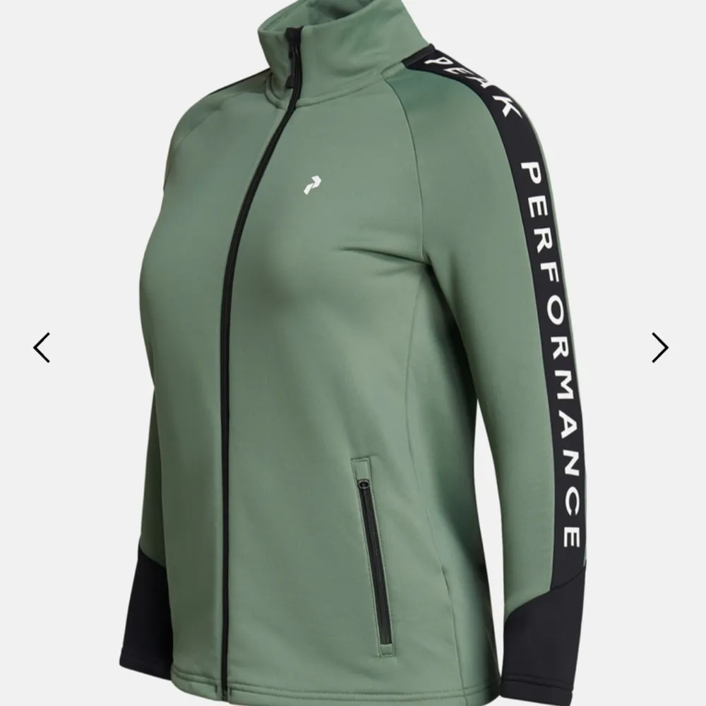 Ny fin Zip jacket i st S . super härligt material.  säljer den på grund av fel st. perfekt att ha som underplagg men tunnare jacka. Nyprin 1200 jag säljer den för 700 . djur & rökfritt hem. Frak ingår. Jackor.