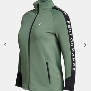 Peak performance Zip jacket st S  - Ny fin Zip jacket i st S . super härligt material.  säljer den på grund av fel st. perfekt att ha som underplagg men tunnare jacka. Nyprin 1200 jag säljer den för 700 . djur & rökfritt hem. Frak ingår
