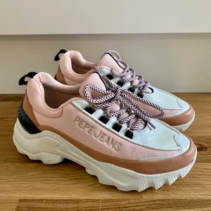 Pepe Jeans sneakers  - Ett par snygga sneakers från märket Pepe Jeans. Endast provade. Storlek 38. 