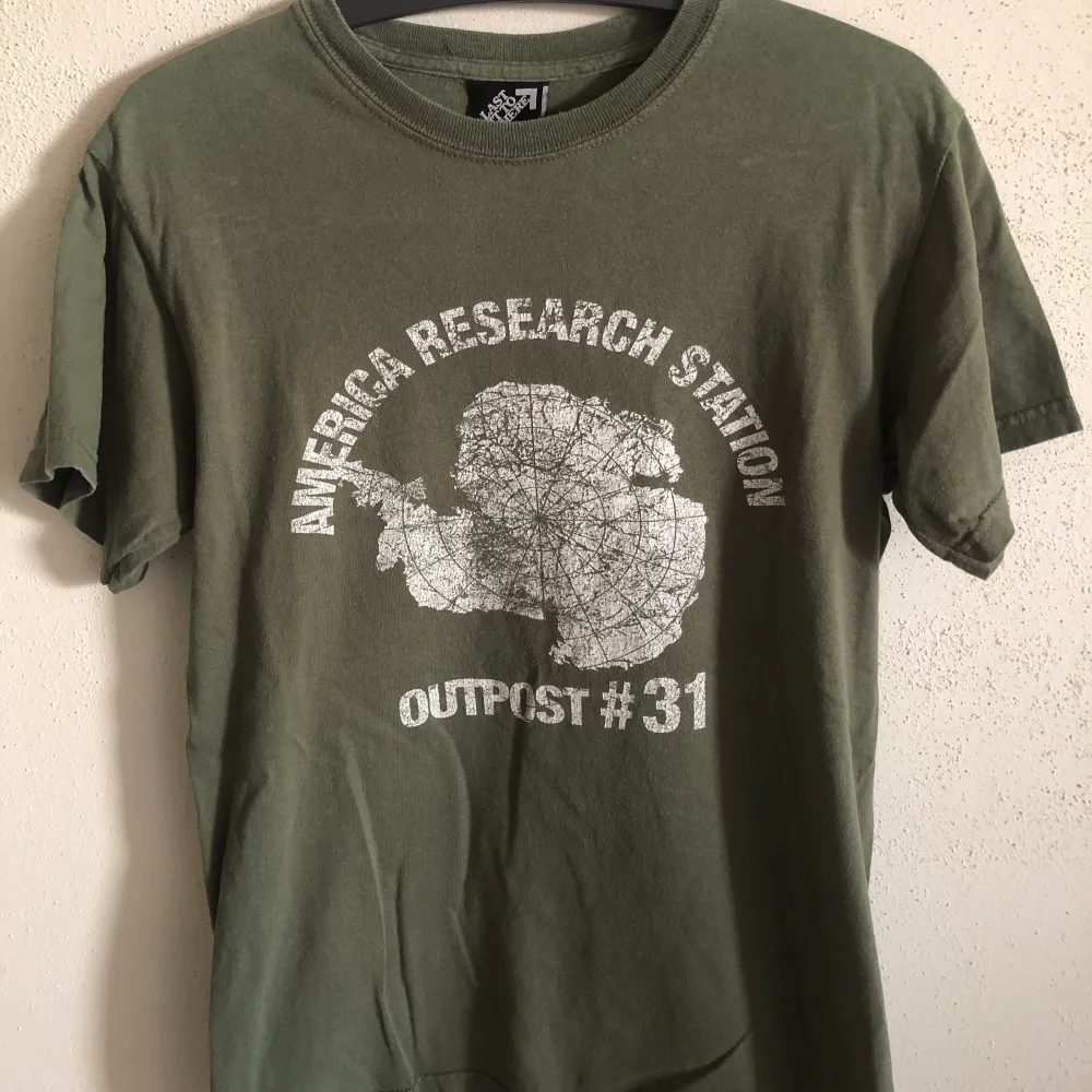 Classic 80’s The Thing Movie Outpost 31 T-Shirt  Size small, men’s fit.  Excellent condition, no flaws or damage.  DM if you need exact size measurements.   Buyer pays for all shipping costs. All items sent with tracking number.   No swaps, no trades, no offers. . T-shirts.