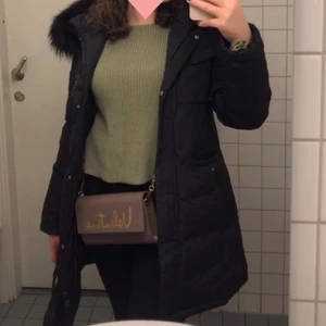 Hollies vinterjacka - Säljer min hollies vinterjacka i strl 40 för 2000kr! Den är i bra skick, använt den två vintrar men köpt en ny vinterjacka och därför säljer jag den här! Lämnar in den på kemtvätt innan ni för den:) Om ni vill veta något mer är det bara att höra av er! 