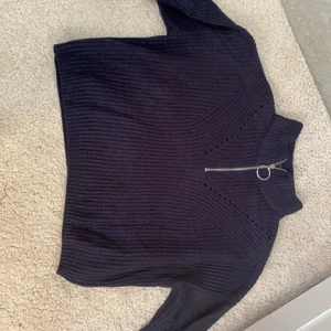 Stickad tröja - Blå stickad tröja från Hm, jätte fin o skön. Passar jätte fint me ett par blåa jeans. Den är i jätte bra skickt.