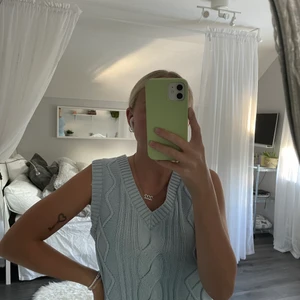 Väst - Säljer denna fina väst från Monki! Knappt använd av mig och superfin. Köparen betalar för frakten och katt finns i hem 🏠  