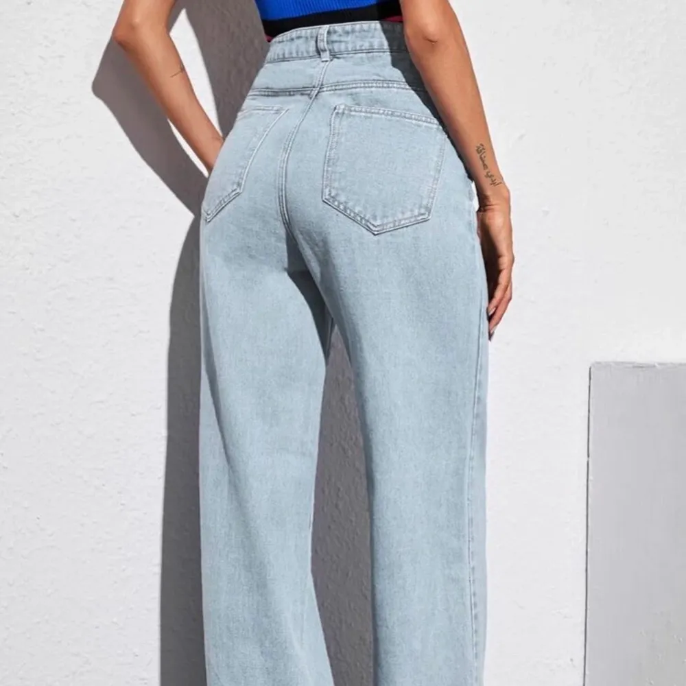 Säljer dessa jättefina wideleg jeans, då de inte kommer till någon användning.💞 Säljer för 130kr plus frakt på 66kr🥰 Skriv gärna om ni vill ha enga bilder:). Jeans & Byxor.