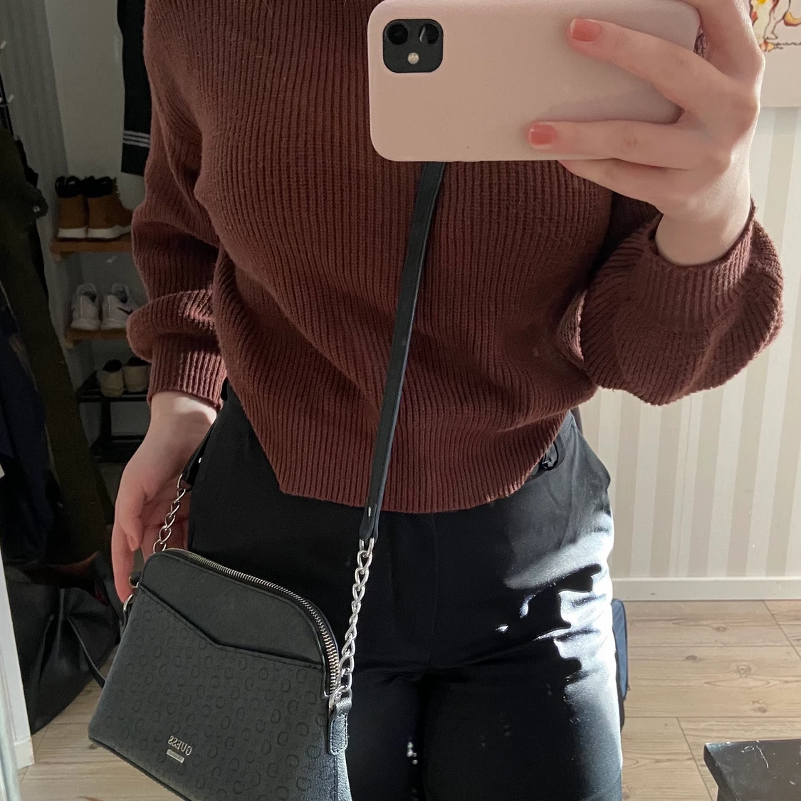 Guess väska med långt band - 91