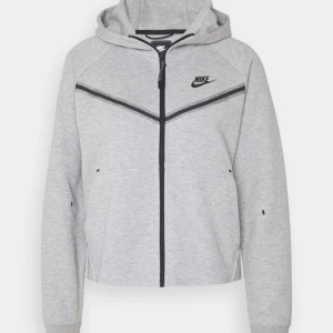 Nike tech fleece dam grå hoodie - Köpt på Zalando för 1150, säljes för 650. Storlek xs-s
