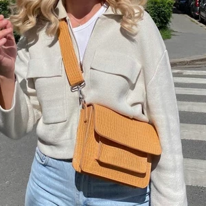 Kofta/zipup - Första bilden är lånad men det är en likadan kofta :) Jättebra skick! 