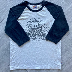 Tröja - Säljer en tröja i strl M. Den är i använt skick och är något missfärgad på det vita, inte jättesynligt dock. Halvärmad och supercool! Köpare står för frakt🖤