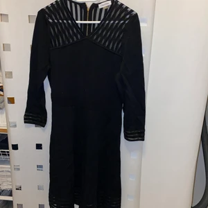 Calvin Klein klänning - Storlek L på en nästan oanvänd Calvin Klein klänning. Väldigt bra skick. Sitter super fint! 