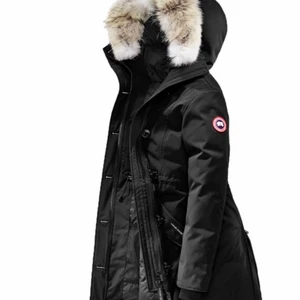 Canada gosse parka jacka dam - Canada gosse jacka dam st M. Använd varsamt några gånger. Inga fläckar eller hål.