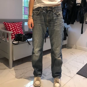 Lee jeans - Supersnygga lågmidjade jeans från Lee med en slitning på ena knät. Har en supereliten fläck på ena bakfickan men det är inget man tänker på. Köparen står för frakten💕💕