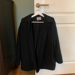 Oversize jacka Weekday  - Super snygg oversize kappliknande jacka från Weekday. Den är i storlek XS men skulle säga den passar både S och M beroende på hur man vill att den sitter. Jag brukar vanligtvis ha s/m men denna sitter oversize på mig. Väldigt bra skick! Nypris är 1000kr. 