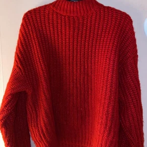 Röd stickadtröja  - Jätte mysig röd tröja som är i storlek S men sitter ganska oversize.💕