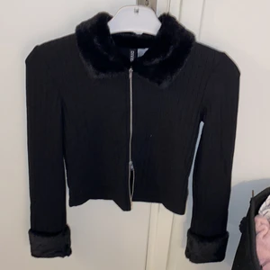 Lång ärmad söt tröja  - Som ni ser på drag kedjorna så kan man ha den på två sätt! Helt ny från H&M! 