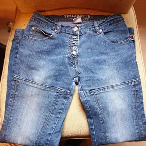 Snyggt slitna jeans med snygga detaljer,stl 31,elastiska innerben längd 70cm,låg midja 78 cm.