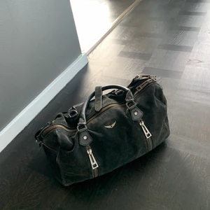 Zadig väska - INTRESSEKOLL på min supersnygga Zadig sunny bag i svart mocka, osäker på vilken modell/storlek. Ge bra bud! Den ena klykan är sönder men har gjort en annan lösning, dm för fler bilder 💓bud på 2500