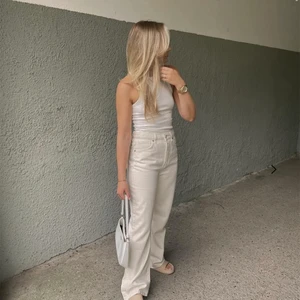 Beiga jeans - INTRESSEKOLL på mina oanvända beiga jeans. De är långa och högmidjade i storlek 36/38. Buda i kommentarerna❤️ skicka privat om ni har några frågor NYPRIS 600kr