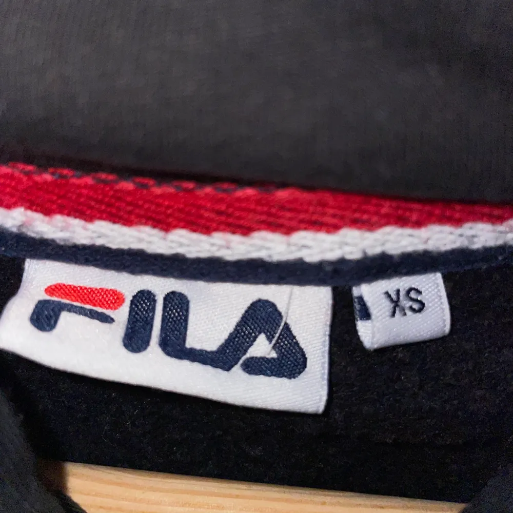 Fila hoodie i stl XS men passar S:)) Bra skick! Köparen står för frakt🤍🤍. Hoodies.