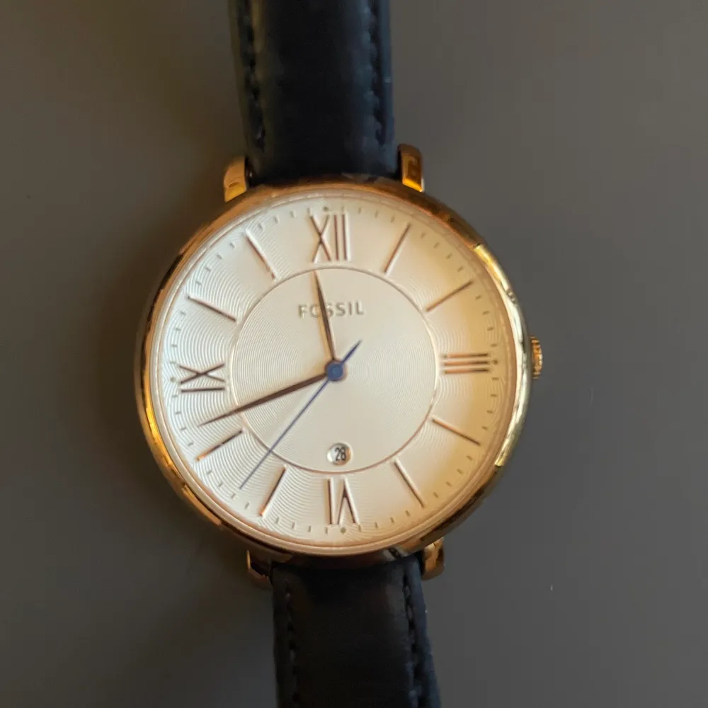 Needs a new battery. Rose gold details and navy blue leather strap.. Accessoarer.
