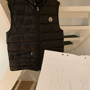 Moncler väst storlek 1 - Väldigt fint skick, inga märken