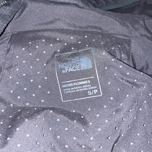 TheNorthFace vind och regnjacka  - Vind och regnjacka som är i otroligt bra skick och har jätte bra material då man kan ha en t shirt under jackan och inte frysa perfekt till vårt väder här i Sverige. 