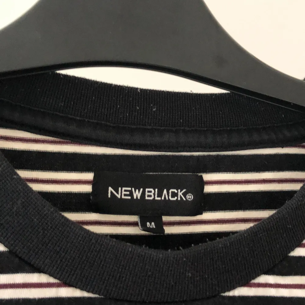 Skön tröja av New Black i riktigt bra kvalité och skick. Har blivit för liten för mig så hoppas på att den får hitta ett nytt hem.  Storlek M. T-shirts.