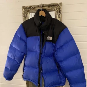 The North face puffer jacket - Säljer förra årets vinterjacka, jackan är i storlek M och är i gott skick. Köpte den helt nu för 3000kr från North Face butiken i stockholm. Små skada vid ens armbågen. Bild kan fås vid förfrågning.