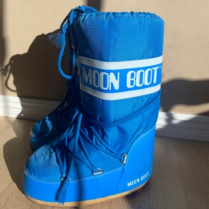 Moonboots - FINNS KVAR PGA OSERIÖS KÖPARE‼️Säljer mina fantastiska moonboots, storlek 35-38 (passar mig som vanligtvis har storlek 38). Bra skick men en skråma på baksidan(sista bilden) och lite uppskrapat på sulan baktill bild finns.  Frakt ingår inte och kostar 66kr💙