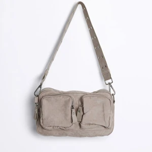 Väska - Jättefin väska, använd ett par gånger men är i ett fint skick! Köpt för 399kr!!