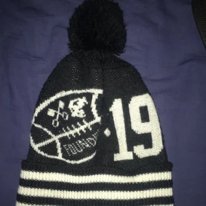 y2k vintage mössa med tofs - cool svart och vit mössa med tofs jag har haft sen jag var liten