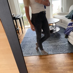 Oanvänd ljus beige topp  - Helt oanvänd. Ljus beige topp lite glansigt tyg 