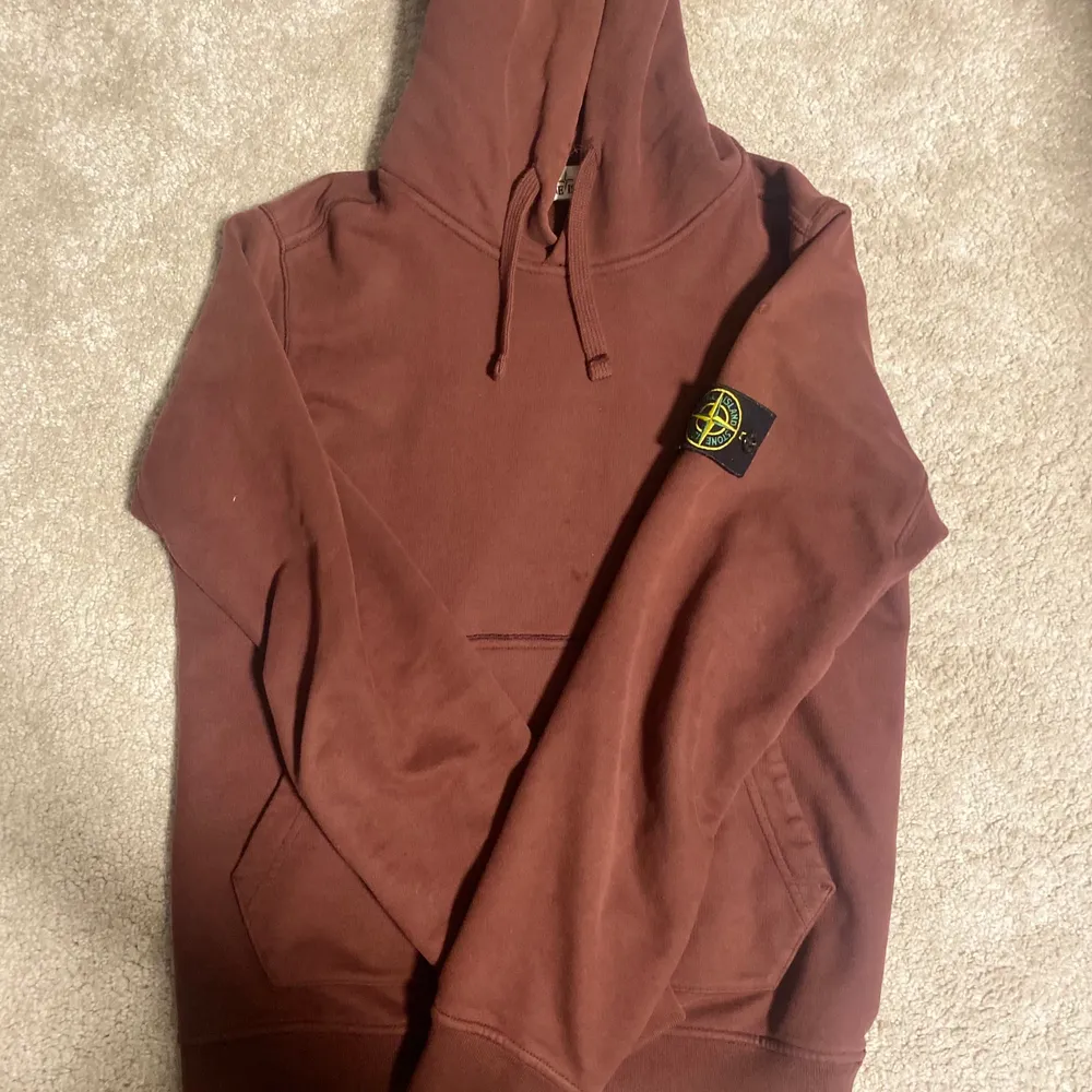 Cond 9/10, nypris 2500kr säljer för 1400kr size S. Hoodies.