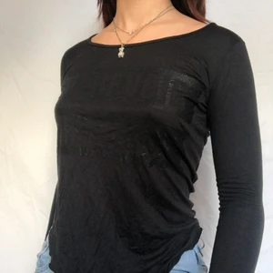 Svart topp med tryck - Söt svart topp med ett mörkt tryck. Second hand skick. Köpare står för 48kr. Kom privat vid intresse! 