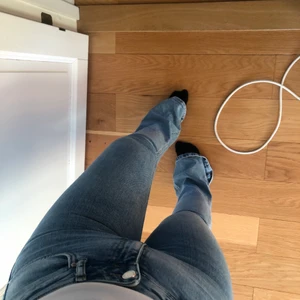  Blåa Bootcut jeans - Jätte skönt material men tyvärr för små och för långa för mig. Frakten ingår i priset, skriv om det är några frågor:)