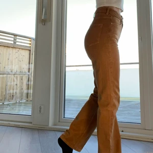 Weekday jeans  - Säljer ett par weekday jeans i strl W28 L32. Jag är 168cm! Jättefint skick, köpare står för frakt🐻🤎