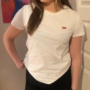 Vit T-shirt från Levis med logga - Snygg vit T-shirt från Levis med logga på bröstet. Oanvänd i bra skick!