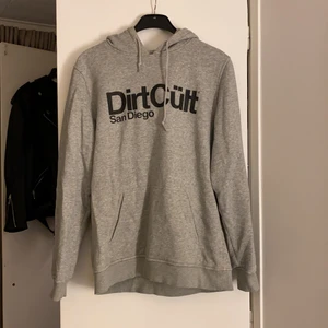 Dirtcült hoddie  - Tröjan är använd men är i nyskick ändå strl L 
