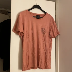 Dope t-shirt  - Strl 40 använd fåtal gånger så gott som i nyskick