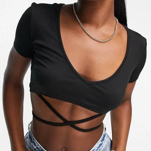 svart knytning 🖤 - svart tröja med knytning! super fin på, tyvärr inte min stil! 💕 tröjan är enbart testat så aldrig använd med lappen kvar 🖤 