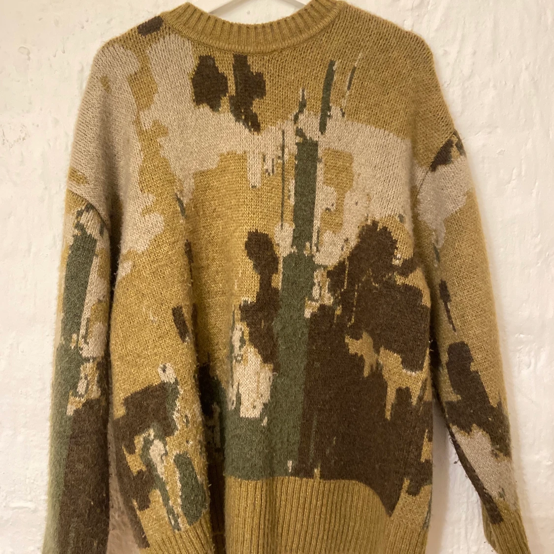 Skitmysig stickad tröja från Weekday - 90