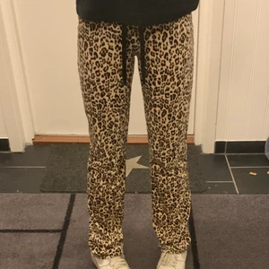 Leopard Mjukisbyxor  - Mjukis byxor från Gina använt cirka 10 gånger och säljer för de börjar bli försmå. Köpte 2021 januari . Mjukis byxor super sköna tyget samet. 