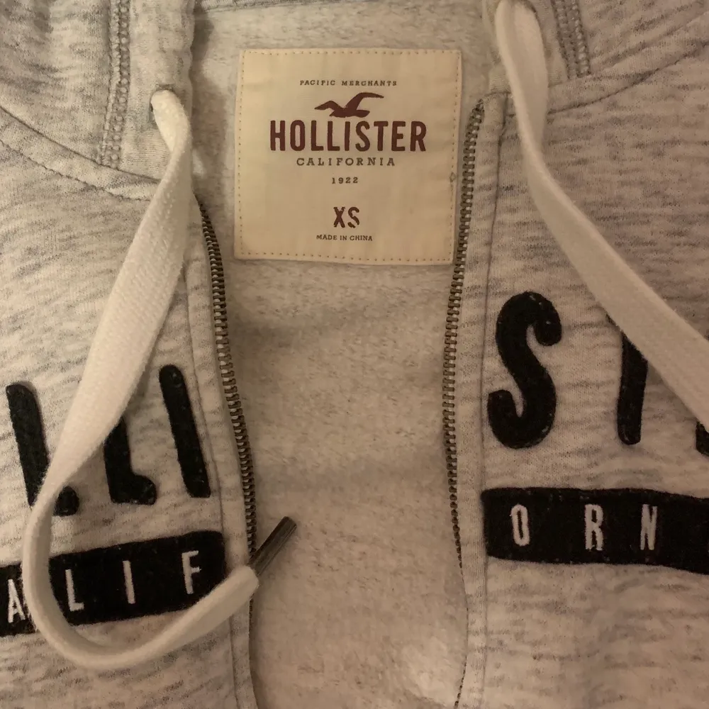 Hollister zip hoodie i storlek XS men passar storlek S, den är i väldigt bra skick [150kr+frakt]. Hoodies.