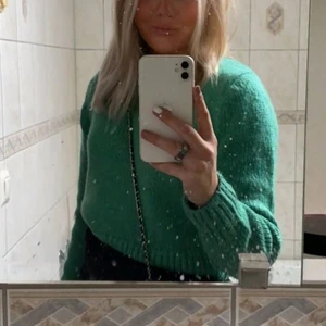Super snygg grön stickad tröja - Skriv för fler bilder eller om du har frågor💕säljer endast vid bra bud. Buda från 100kr! (Spegeln som är smutsig inte tröjan) lägg bara bud om du är 100% säker