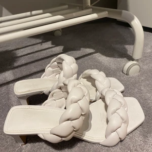 Fina vita klackar från H&M - Helt oanvända klackar från h&m, endast testade! 
