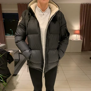 Dbrand jacka  - En dbrand jacka storlek M men passar även en S (hon på bilden är en S). Använd en vinter och är i fint skick.  