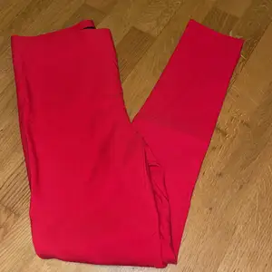 Röda byxor från BIKBOK