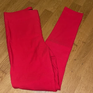 Röd byxor  - Röda byxor från BIKBOK