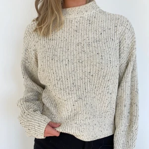 Strl: S/M - Mysig stickad tröja att ha nu till hösten och vintern❄️🍂. Kontakta vid intresse💕 (köparen står för frakten)