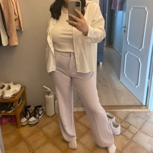 kostymbyxor - Väldigt fina kostymbyxor från Nelly som tyvärr inte passar längre. Jag har sytt upp dem för att passa mig som är 167. Kram💓 storlek 42